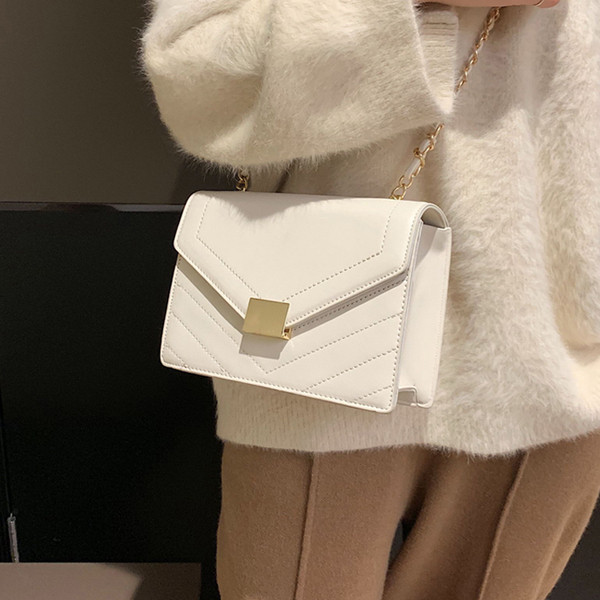 Κομψή γυναικεία τσάντα σε τέσσερα χρώματα με μεταλλική στερέωση