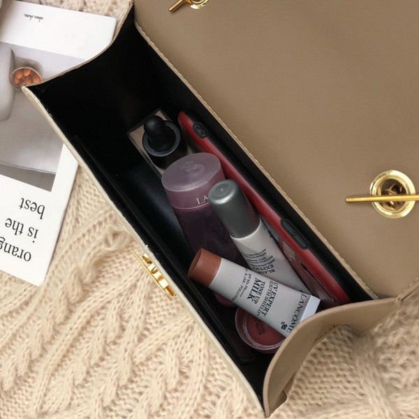 Κομψή γυναικεία τσάντα σε τέσσερα χρώματα με μεταλλική στερέωση