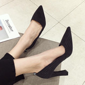 Σύγχρονα γυναικεία παπούτσια με χοντρό τακούνι σε δύο χρώματα