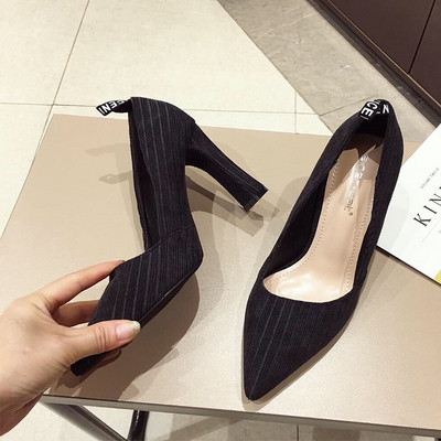 Σύγχρονα γυναικεία παπούτσια με χοντρό τακούνι σε δύο χρώματα