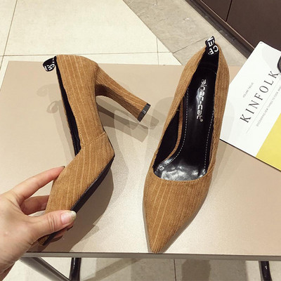 Σύγχρονα γυναικεία παπούτσια με χοντρό τακούνι σε δύο χρώματα