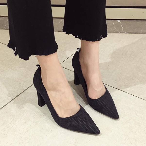 Σύγχρονα γυναικεία παπούτσια με χοντρό τακούνι σε δύο χρώματα