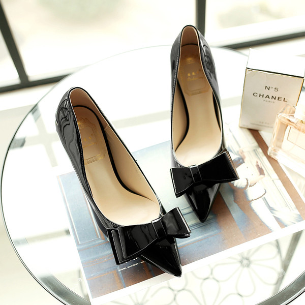 Μοντέρνα γυναικεία  παπούτσια λουστρίν  με κορδέλα σε διάφορα χρώματα