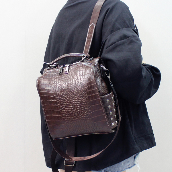 Modern női hátizsák eko bőrből, fém fűzőlyukakkal több színben