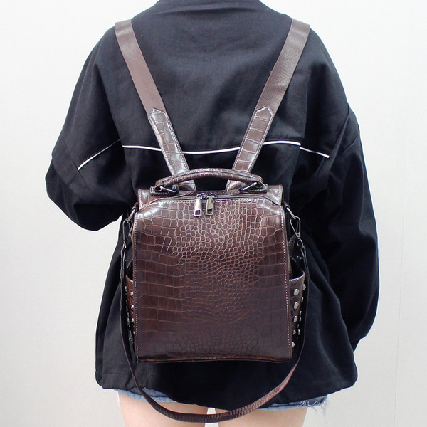 Modern női hátizsák eko bőrből, fém fűzőlyukakkal több színben