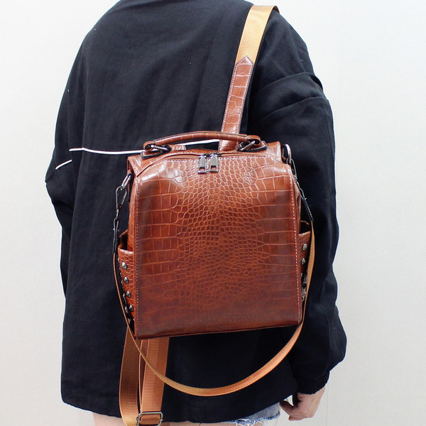 Modern női hátizsák eko bőrből, fém fűzőlyukakkal több színben