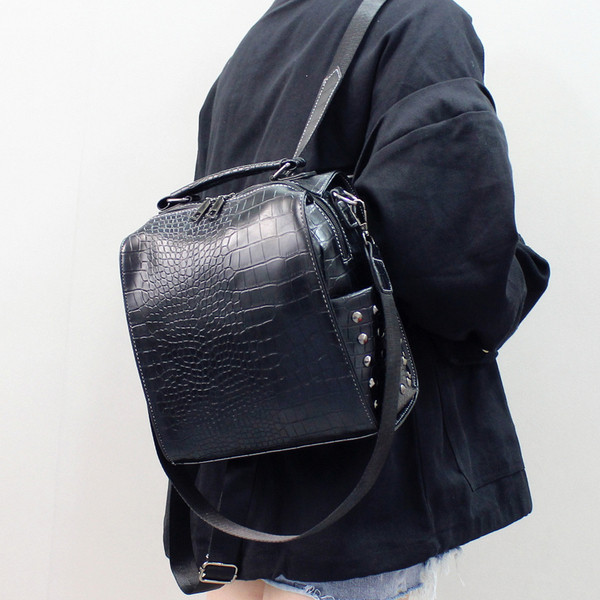 Modern női hátizsák eko bőrből, fém fűzőlyukakkal több színben