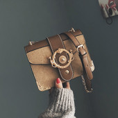 Fém csattal ellátott női táska három színben