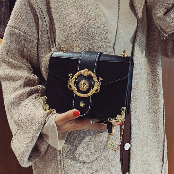 Fém csattal ellátott női táska három színben