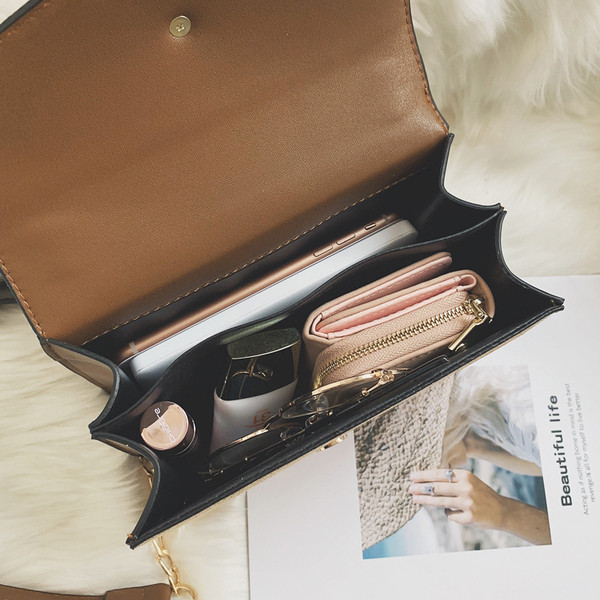 Fém csattal ellátott női táska három színben