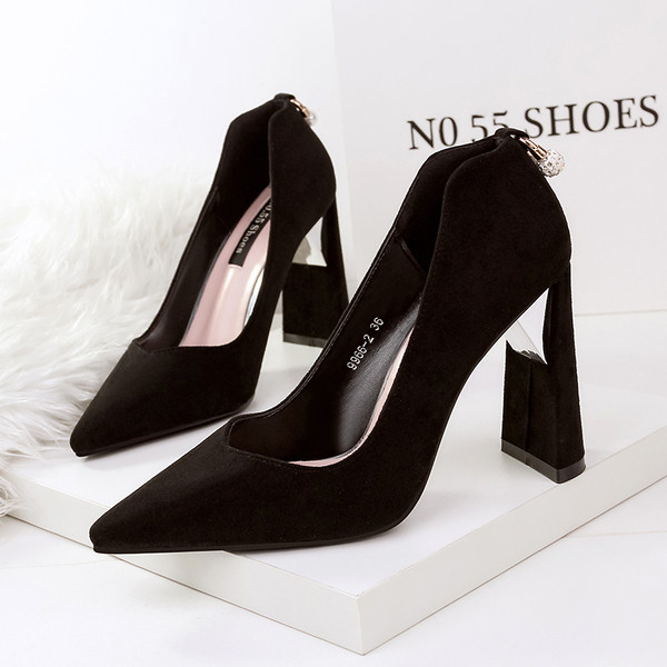 Νέο μοντέλο γυναικεία παπούτσια από  eco suede με μεταλλικό στοιχείο σε τέσσερα χρώματα