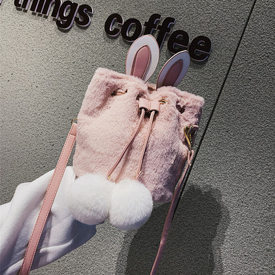 Γυναικέια τσάντα  με τρισδιάστατο στοιχείο