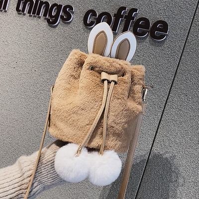 Γυναικέια τσάντα  με τρισδιάστατο στοιχείο