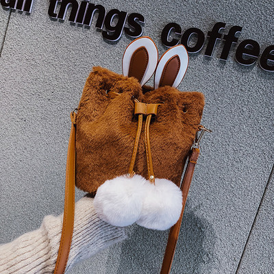 Γυναικέια τσάντα  με τρισδιάστατο στοιχείο