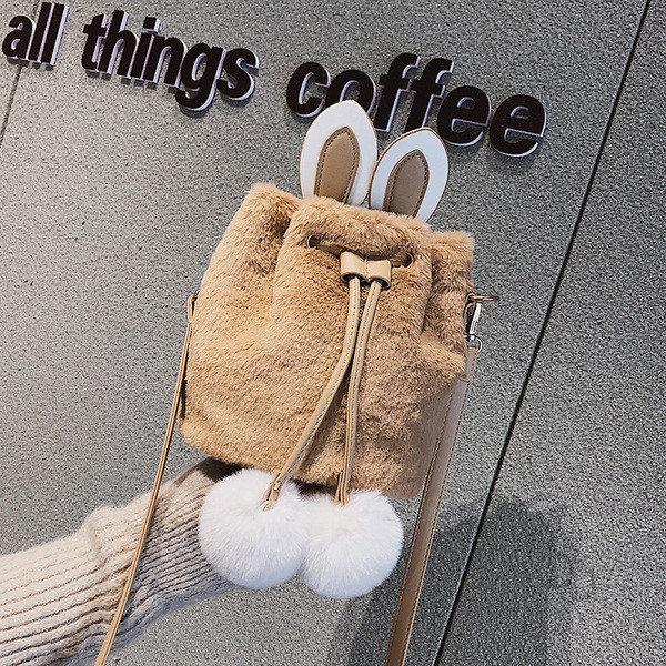 Γυναικέια τσάντα  με τρισδιάστατο στοιχείο