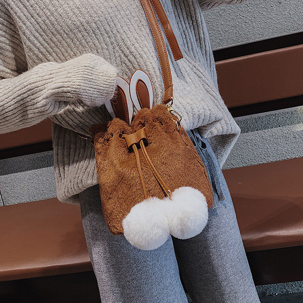 Γυναικέια τσάντα  με τρισδιάστατο στοιχείο