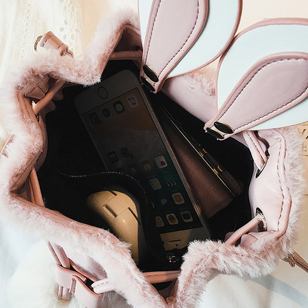 Γυναικέια τσάντα  με τρισδιάστατο στοιχείο