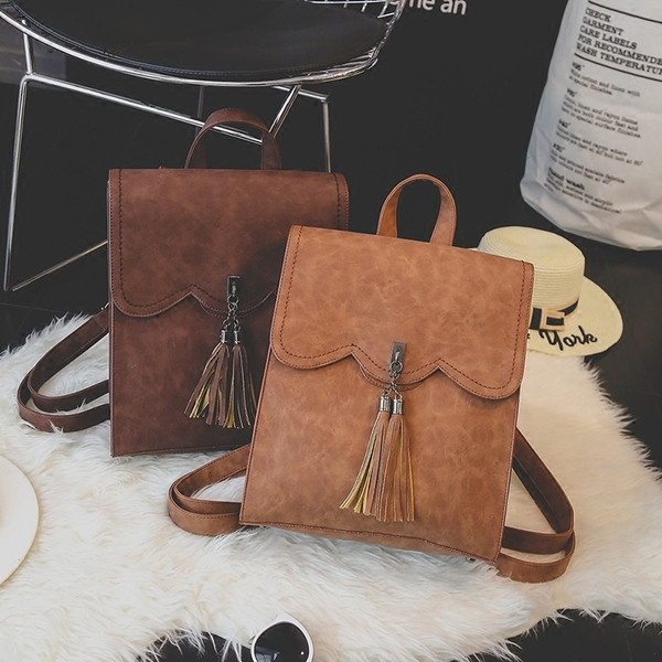 Eko bőrből készült stílusos női hátizsák bojttal, több színben