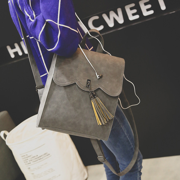 Eko bőrből készült stílusos női hátizsák bojttal, több színben