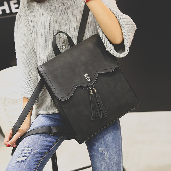 Eko bőrből készült stílusos női hátizsák bojttal, több színben