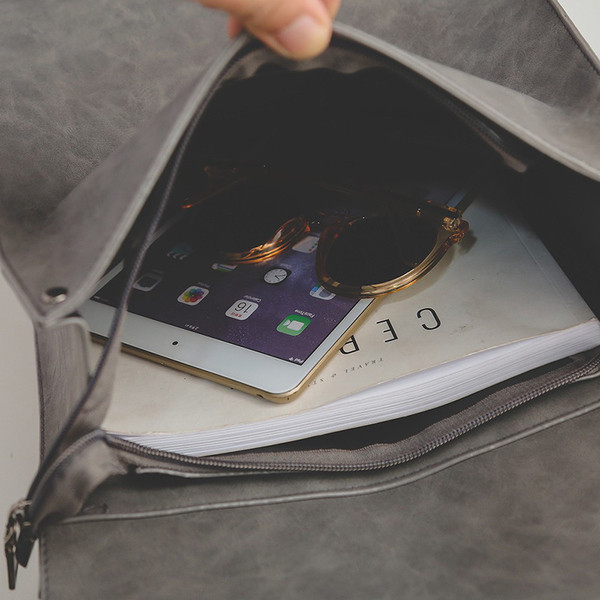 Eko bőrből készült stílusos női hátizsák bojttal, több színben