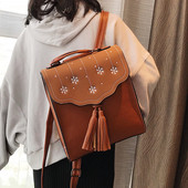 Több színben hímzéssel és bojttal ellátott női hátizsák