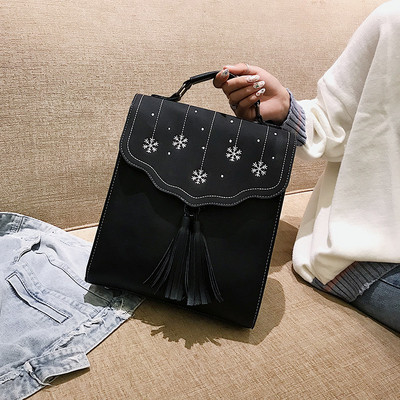 Több színben hímzéssel és bojttal ellátott női hátizsák