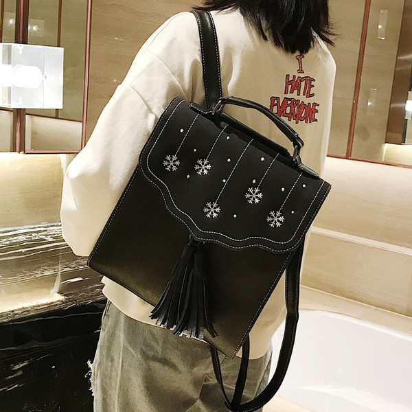 Több színben hímzéssel és bojttal ellátott női hátizsák