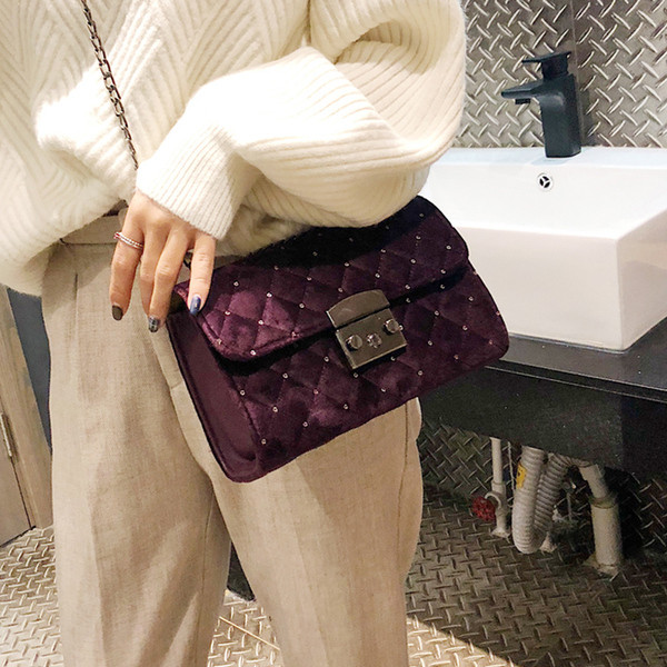 Κομψή γυναικεία τσάντα με βελούδινη διακόσμηση σε τρία χρώματα