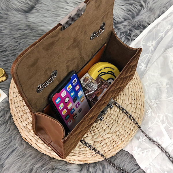 Κομψή γυναικεία τσάντα με βελούδινη διακόσμηση σε τρία χρώματα