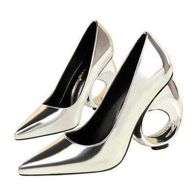 Νέα μοντέλα γυναικεία παπούτσια  με ασυνήθιστο τακούνι σε τέσσερα χρώματα