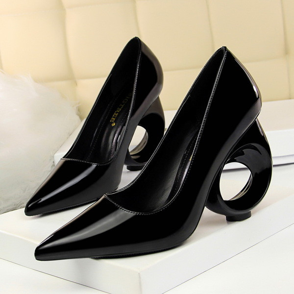 Νέα μοντέλα γυναικεία παπούτσια  με ασυνήθιστο τακούνι σε τέσσερα χρώματα