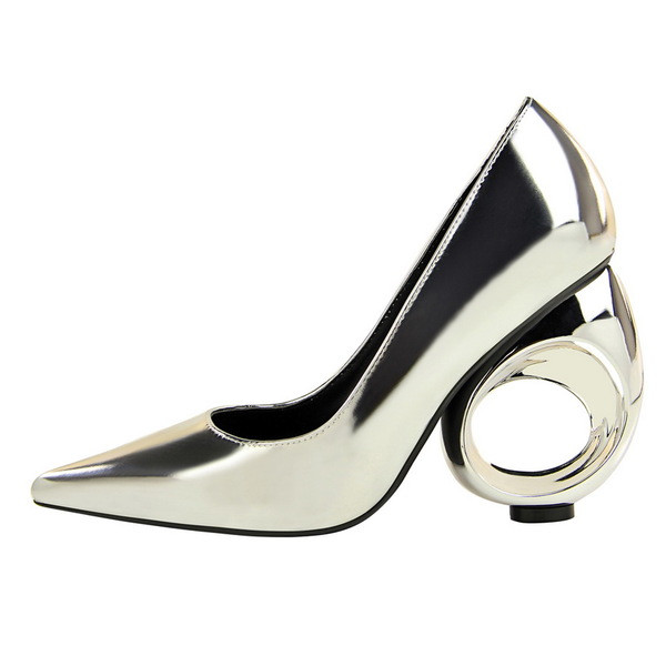 Νέα μοντέλα γυναικεία παπούτσια  με ασυνήθιστο τακούνι σε τέσσερα χρώματα