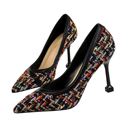 Μοντέρνα γυναικεία παπούτσια - μυτερό μοντέλο σε δύο χρώματα