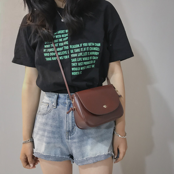 Μοντέρνα μικρή τσάντα από οικολογικό δέρμα με μακρά λαβή σε διάφορα χρώματα