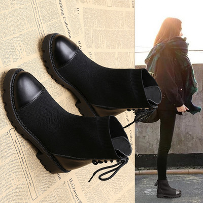 Μοντέρνες γυναικείες μπότες μαύρες με κορδόνια