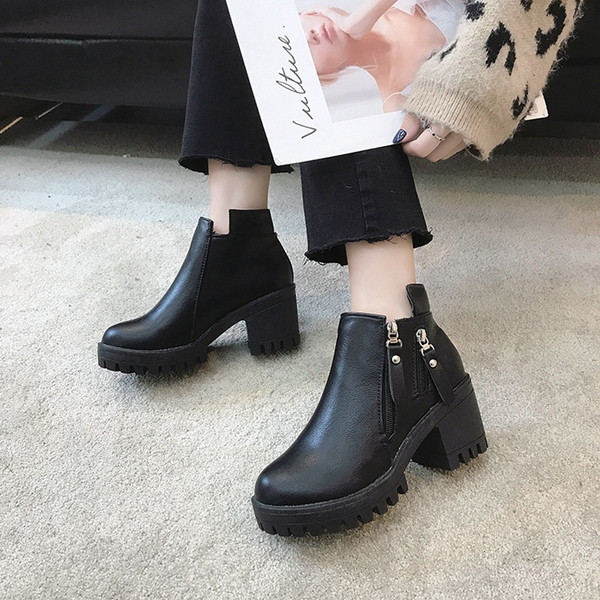 Női csizma két színben, durva talppal