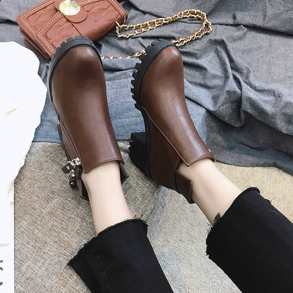 Női csizma két színben, durva talppal