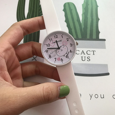 Női napi karóra szilikon szíjjal és rátéttel több színben