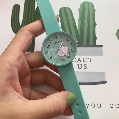 Női napi karóra szilikon szíjjal és rátéttel több színben