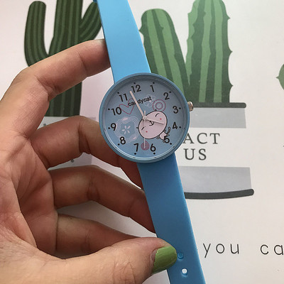 Női napi karóra szilikon szíjjal és rátéttel több színben