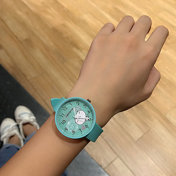 Női napi karóra szilikon szíjjal és rátéttel több színben