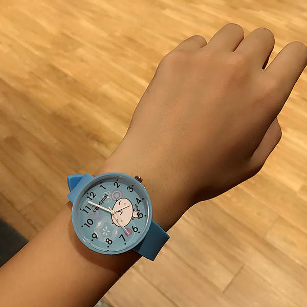 Női napi karóra szilikon szíjjal és rátéttel több színben