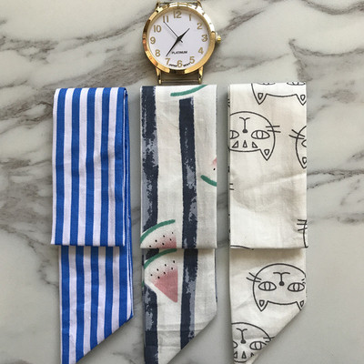 Μοντέρνο γυναικείο  ρολόι με τρία λουράκια σε διάφορα χρώματα