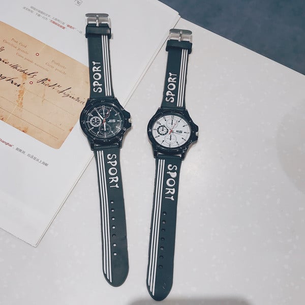 Férfi karóra fekete-fehér felirattal