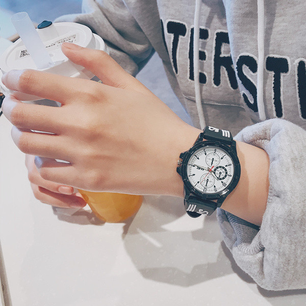 Férfi karóra fekete-fehér felirattal