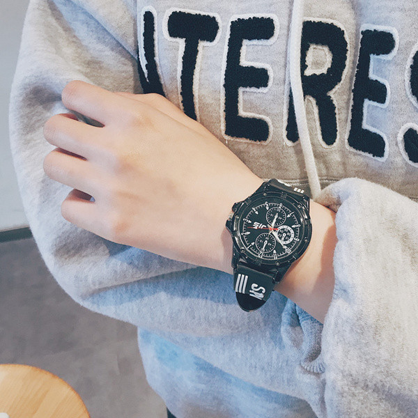 Férfi karóra fekete-fehér felirattal