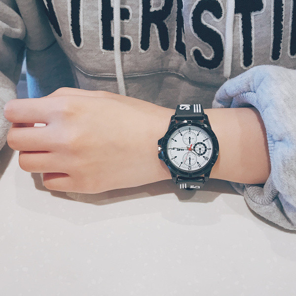 Férfi karóra fekete-fehér felirattal