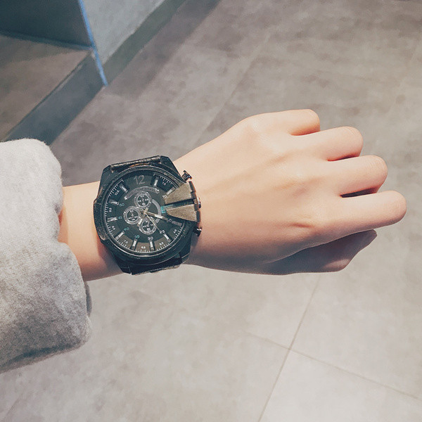 Ανδρικό ρολόι με μεταλλική διακόσμηση