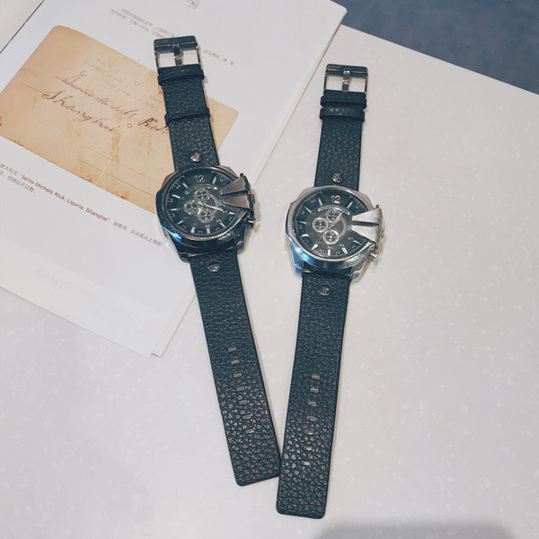 Ανδρικό ρολόι με μεταλλική διακόσμηση